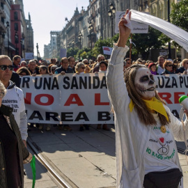 Centenares de participantes de La Marea Blanca en Sevilla, contra de los recortes y en defensa de la sanidad pública.- EFE/Julio Muñoz