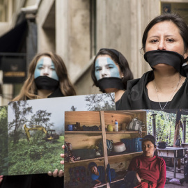 Activistas de Alianza por la Solidaridad y Amigos de la Tierra, frente a la embajada de Guatemala en Madrid / Sara Plaza