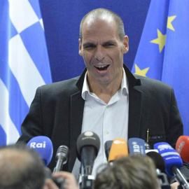 Yanis Varoufakis durante una rueda de prensa en Bruselas el pasado 20 de febrero. / STEPHANIE LECOCQ (EFE)