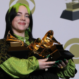 26.01.2020 Billie Eilish posa detrás del escenario con sus premios para incluir la canción del año por "Bad Guy", mejor artista nuevo y álbum del año por "When We All Fall Asleep, Where Do We Go?". REUTERS / Monica Almeida