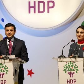 Los co-presidentes del Partido Democrático de los Pueblos (HDP), Selahattin Demirtas y Figen Yuksekdag. REUTERS/Murad Sezer