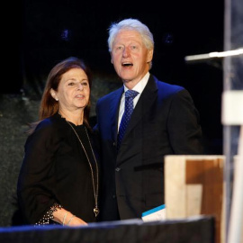 Clinton y la hija de Isaac Rabin, Dalia, en el acto en el que se recordó al político israelí asesinado. / EFE