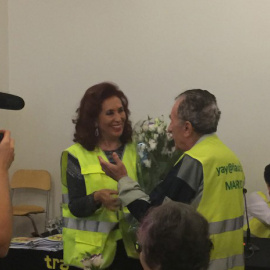 Lidia Falcón recibe el chaleco de honor de la asociación de Yayoflautas de Madrid el pasado 28 de octubre.