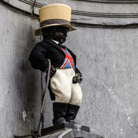 La popular figura del Manneken Pis, en Bruselas, ataviados con los colores de la Union Jack, como se conoce  a la bandera del Reino Unido. E.P.