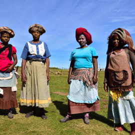 Mujeres Xhosa en la provincia de Cabo Oriental, Sudáfrica. / Wikimedia Commons