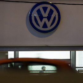 El logo de Volkswagen en un concesionario de la firma alemana en  Madrid. REUTERS/Sergio Perez