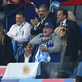 Diego Armando Maradona, en el estadio  de Leicester, animando a la selección argentina en el reciente Mundial de Rugby. REUTERS/ Darren Staples