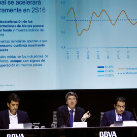 El economista jefe del BBVA, Jorge Sicilia (c), junto al economista jefe para España, Miguel Cardoso (d), y el responsable de análisis, Rafael Domenech (i), durante la presentación del informe del BBVA Research con sus previsiones actualiza