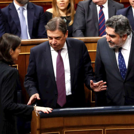 Los ministros de Industria, Reyes Maroto; Agricultura, Luis Planas, y Cultura, José Manuel Rodríguez Uribes en el hemiciclo del Congreso. (BALLESTEROS | EFE)