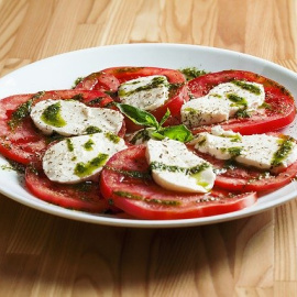 Receta de ensalada caprese con tomate, queso mozzarella y pesto.