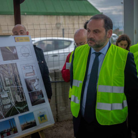 El ministro de TRansportes (antes Fomento), José Luis Ábalos, visita las obras de la futura estación intermodal T2 del Aeropuerto de El Prat. E.P./David Zorrakino