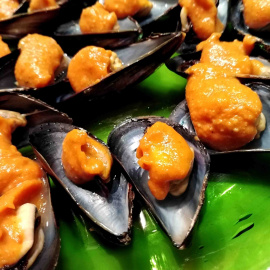 Mejillones con salsa romesco. 