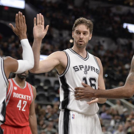 El pívot de los San Antonio Spurs Pau Gasol (c), celebra una canasta con sus compañeros, el australiano Patty Mills (i) y LaMarcus Aldridge (d). /EFE