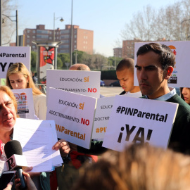 Simpatizantes de Hazte Oír frente a un colegio en Leganés exigiendo la puesta en marcha del veto parental. / Hazte Oír