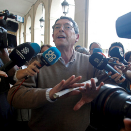 04/02/2020.- Juan Cano, sucesor del alcalde de Polop muerto a tiros en 2007, Alejandro Ponsoda, comparece ante los medios de comunicación tras ser absuelto del crimen, en el que los otros seis acusados también han sido exonerados. EFE/ More