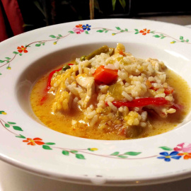 Arroz caldoso de pollo casero. 