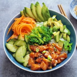 Poké bowl de salmón con salsa. 