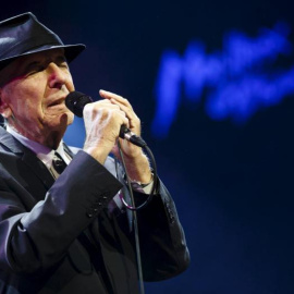 El cantante canadiense, Leonard Cohen, durante una actuación en 2013. REUTERS/Valentin Flauraud/Files