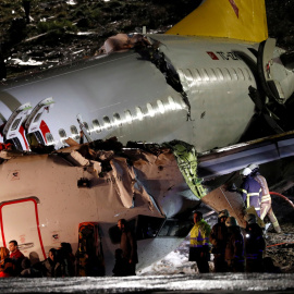 05/02/2020- Los socorristas trabajan alrededor del fuselaje roto del avión de Pegasus Airlines que se estrelló en la pista del aeropuerto Sabiha Gokcen de Estambul, Turquía. REUTERS / Murad Sezer