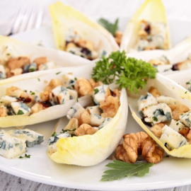 Ensalada de endivias, queso azul y nueces. 