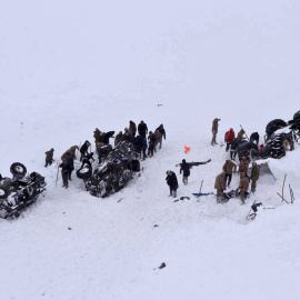 05/02/2020 - Soldados turcos y equipos de rescate buscan a las personas que han quedado sepultadas tras la avalancha en el distrito de Bahcesaray en la ciudad de Van, al sureste de Turquía. EFE / EPA / DHA AGENCIA TURQUÍA