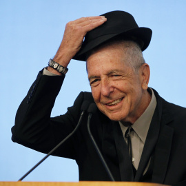 El músico Leonard Cohen se descubre ante los espectadores al recibir, junto a Chuck Berry, el primer premio PEN a la excelencia en la composición, en febrero de 2012. REUTERS/Jessica Rinaldi