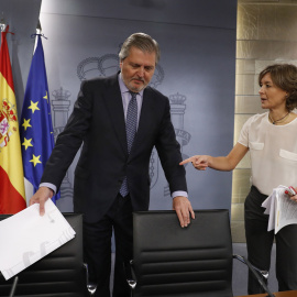 El portavoz del Gobierno y ministro de Educación, Iñigo Méndez de Vigo, junto a la titular de Agricultura, a su llegada a la rueda de prensa que han ofrecido tras la reunión del Consejo de Ministros. EFE/Juan Carlos Hidalgo