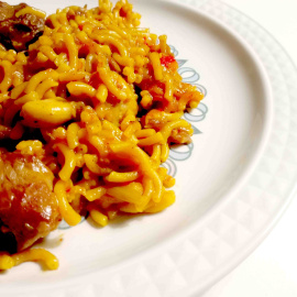 Fideos a la cazuela con costilla de cerdo.