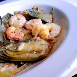 Plato de alcachofas con gambas.