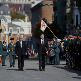 Mariano Rajoy revisa las tropas con el ministro del Interior, Jorge Fernández Díaz , durante la ceremonia militar. REUTERS