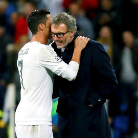 Cristiano Ronaldo y Laurent Blanc, en el momento de la supuesta confesión. EFE