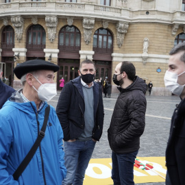  El exdirigente de Herri Batasuna, Tasio Erkizia (i) habla con el secretario general de Sortu, Arkaitz Rodríguez (d) durante la concentración bajo el lema 'Demokrazia'H.Bilbao / Europa Press (Foto de ARCHIVO)