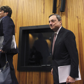 El presidente del BCE, Mario Draghi, con la gobernadora del Banco Central de Chipre, Chrystalla Georghadji, antes de la rueda de prensa de la entidad, que se ha reunido en Nicosia. REUTERS/Yiannis Kourtoglou