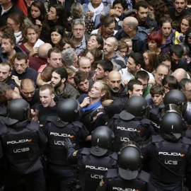  Un momento del 1-O en Catalunya en 2017 entre los antidisturbios y los manifestantes. EFE