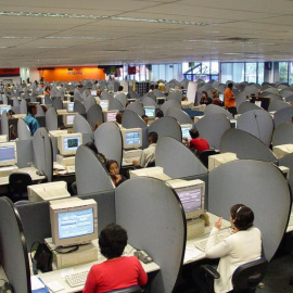 Trabajadores de un Contact Center.- ARCHIVO