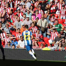 El delantero del Athletic Club, Iñaki Williams, lanza a portería para conseguir el primer gol durante el partido frente al Espanyol correspondiente a la undécima jornada de Liga que los dos equipos disputan en el estadio San Mames. EFE/Luis