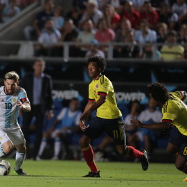 Lionel Messi, ante los colombianos Juan Cuadrado y Carlos Sánchez.  EFE/NICOLÁS AGUILERA