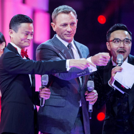 El fundador y presidente de Alibaba, Jack Ma, y el actor Daniel Craig asisten al festival de 11,11 comercial global de Alibaba Group en Pekín. REUTERS