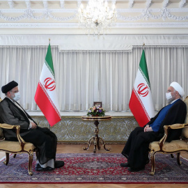  El presidente iraní Hassan Rouhani (R) y el presidente electo Ebrahim Raisi (L) durante una reunión en Teherán, Irán, el 23 de junio de 2021.- EFE