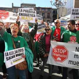 Vecinos de Reus (Tarragona) se han concentrado este mediodía para condenar la muerte el pasado lunes día 14 de una anciana en un incendio causado por la vela con la que se alumbraba después de que se le hubiera cortado el suministro de luz 