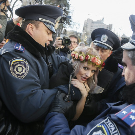 Policías ucranianos arrestan a una activista del movimiento Femen durante una protesta contra la homofobia delante del Parlamento en Kiev (Ucrania). EFE/Sergey Dolzhenko