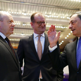 El presidente del BCE, Mario Draghi (d), converas con el consejero delegado de Deutsche Bank, John Cryan (i), y el de Commerzbank, Martin Zielke (c), en un congreso de banca celebrado en Fráncfort. REUTERS/Ralph Orlowski