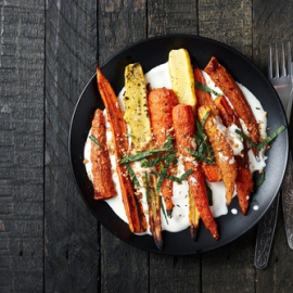 Zanahorias asadas sobre salsa de yogur de hierbas. 