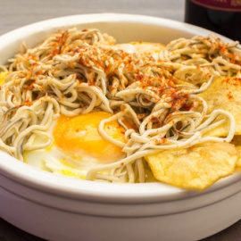 Huevos con gulas y patatas panadera.