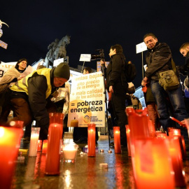 Concentración contra la pobreza energética en la madrileña Puerta del Sol. AFP PHOTO / Gerard Julien