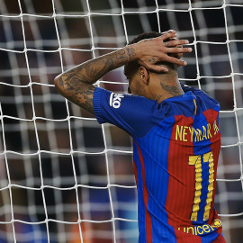 El delantero brasileño del FC Barcelona Neymar Jr., durante el partido frente al Málaga CF de la duodécima jornada de Liga de Primera División en el Camp Nou. EFE/Alejandro García