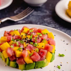 Tarta de atún rojo, con aguacate y mango. 