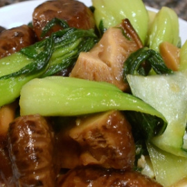 Salteado de pak choi con setas shiitake. 