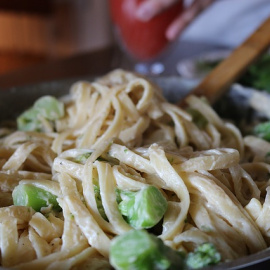 Tallarines a la salsa Alfredo con brócoli. 