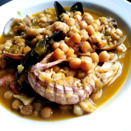 Garbanzos con marisco. 